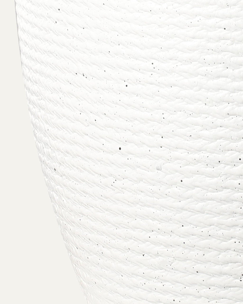 Maceta Trama DX en blanco, acercamiento a su textura original