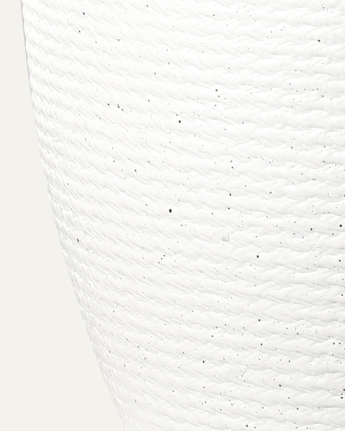 Maceta Trama DX en blanco, acercamiento a su textura original