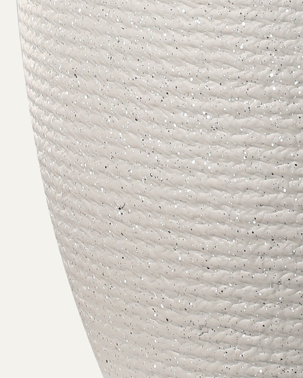 Maceta Trama DX en gris claro, acercamiento a su textura original
