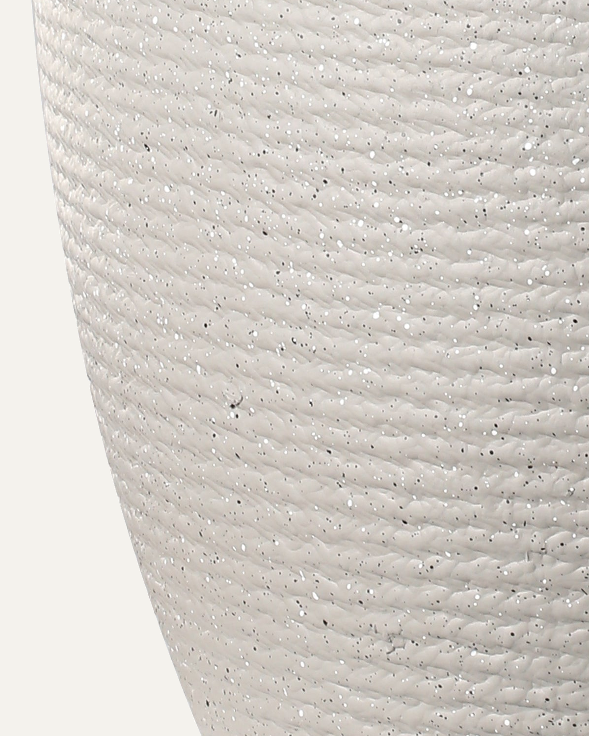 Maceta Trama DX en gris claro, acercamiento a su textura original