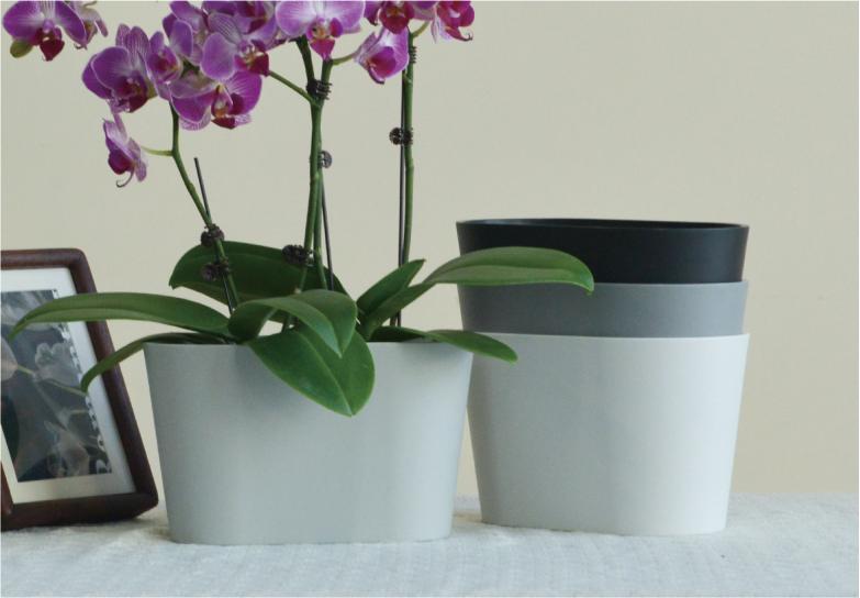 Maceta Óvalo V: fotografía original del catálogo como referencia del diseño, con varias piezas y colores. Consulta las variantes disponibles.