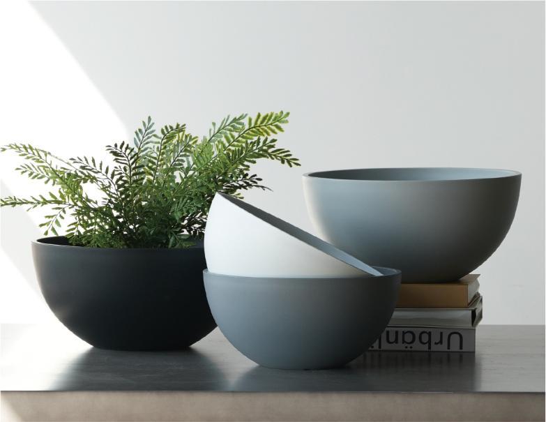 Maceta Cuenco W-2: fotografía original del catálogo como referencia del diseño, con varias piezas y colores. Consulta las variantes disponibles.