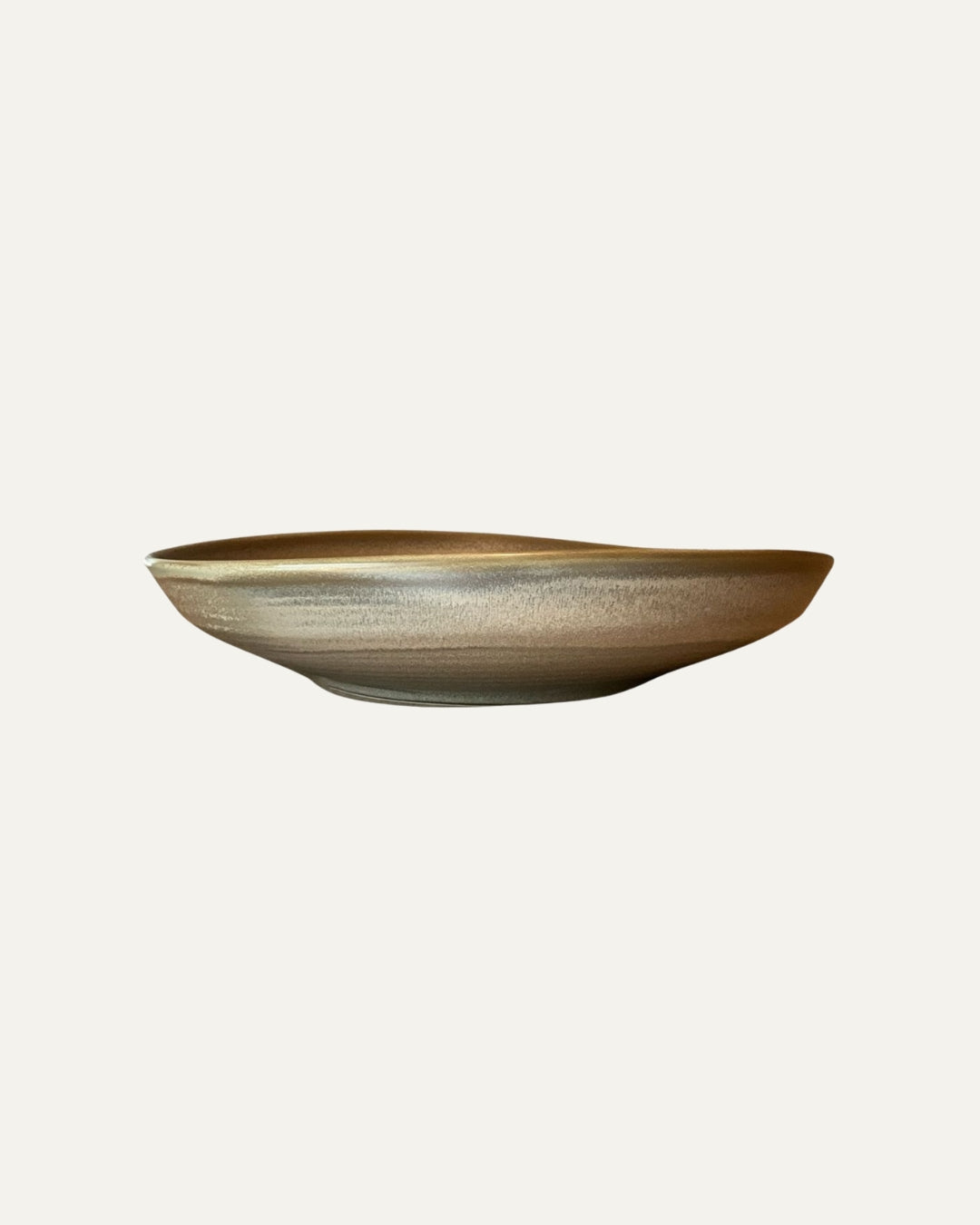 Plato Brisa gris azulado con matices oliva, borde bajo y base elevada, visto de perfil sobre fondo blanco.