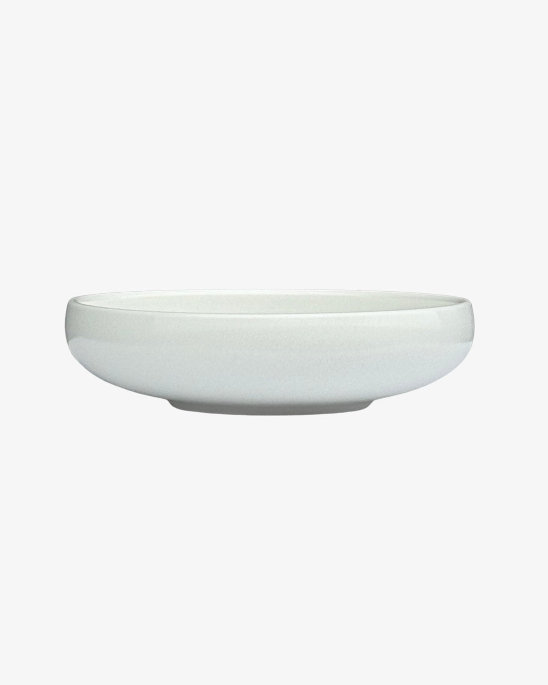 Plato de ensalada Tottenham de porcelana blanca satinada, 20 cm, con borde redondeado y base baja, vista lateral.