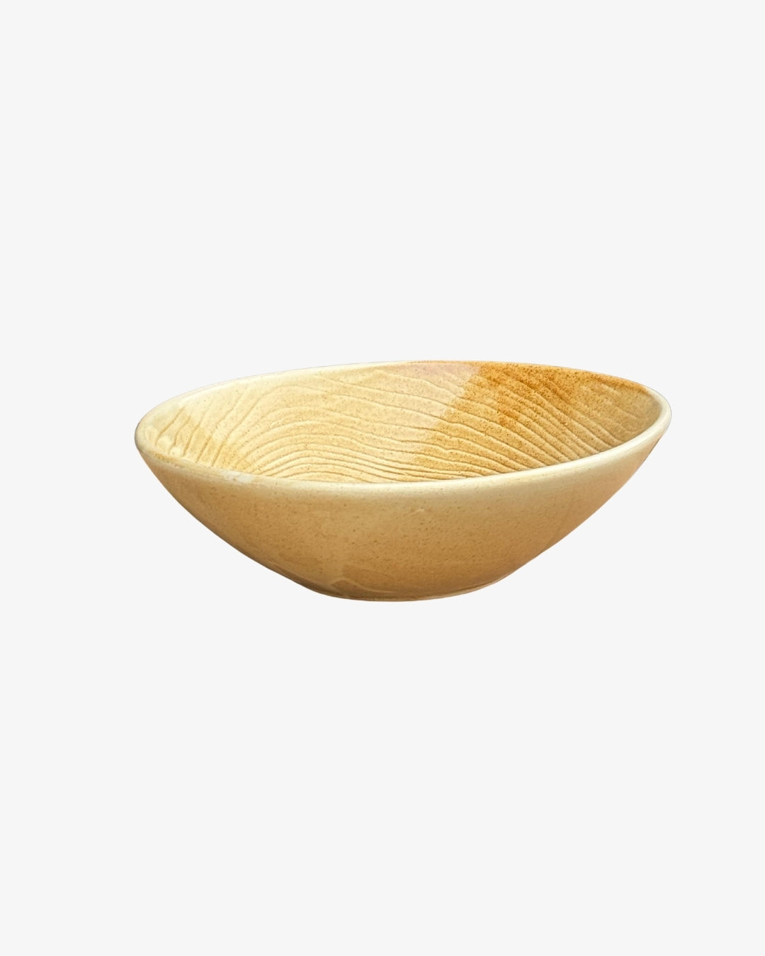 Plato hondo Dobbelt beige visto en ángulo, con paredes curvas y anillos en el interior sobre fondo blanco.