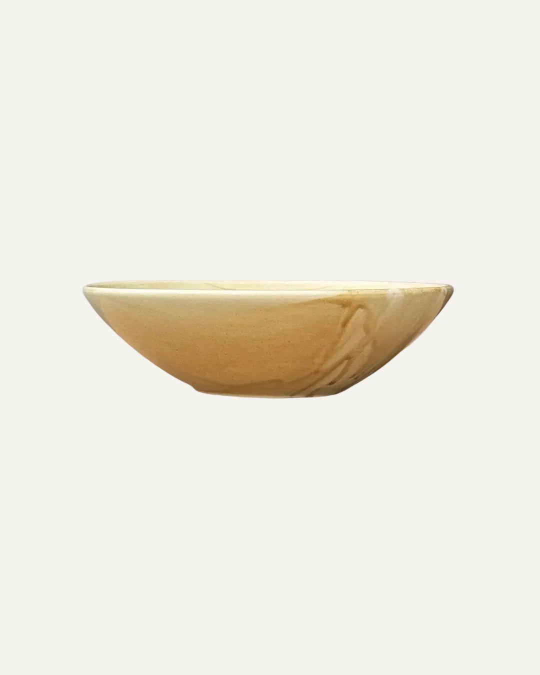 Vista lateral del plato hondo Dobbelt beige, con vetas marrones en el exterior y borde claro sobre fondo blanco.
