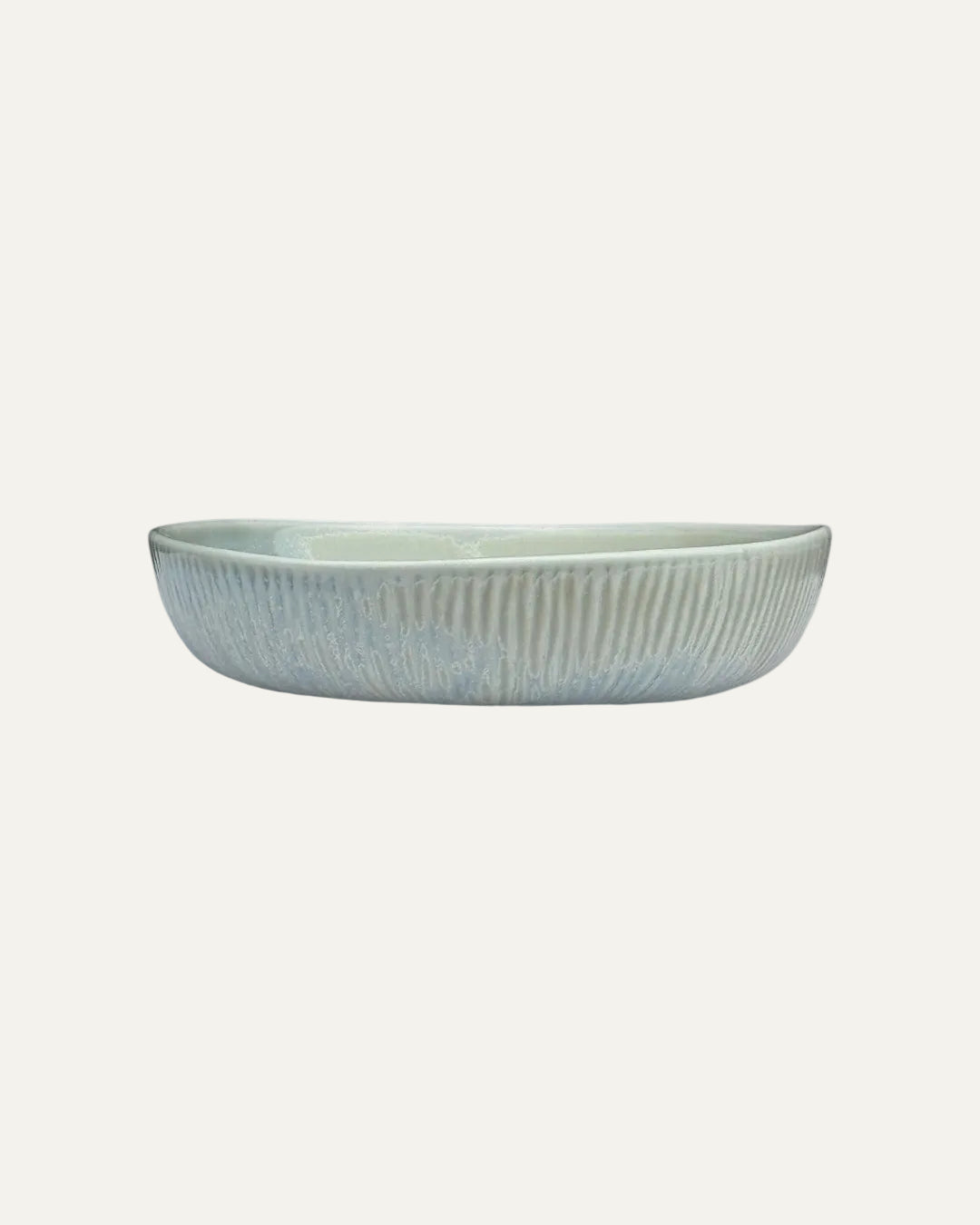 Plato hondo Rifletskal gris azulado de porcelana, con exterior acanalado y esmalte en degradado, vista lateral.