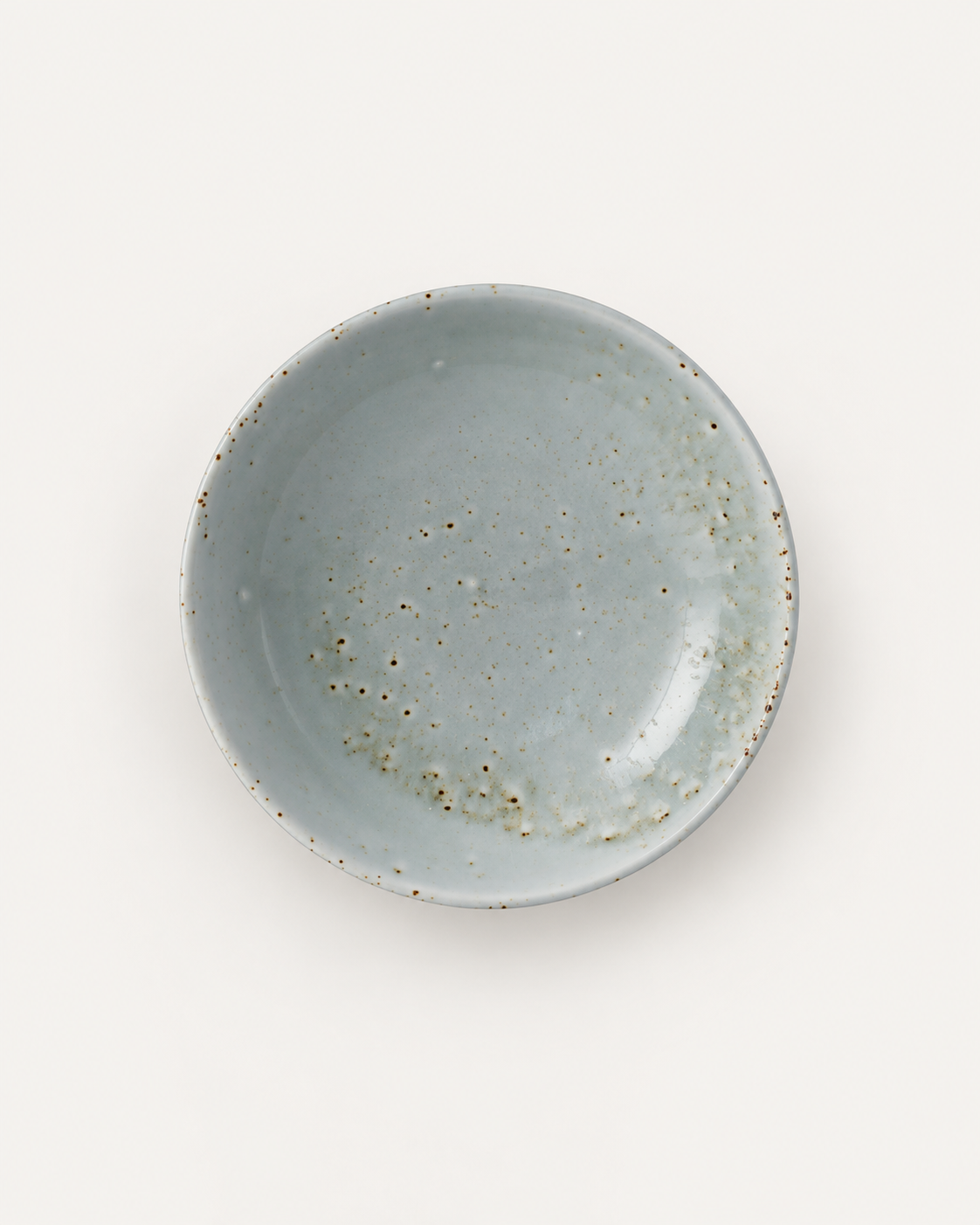 Plato hondo Rocío gris claro con moteado marrón, vacío y visto desde arriba sobre fondo claro.